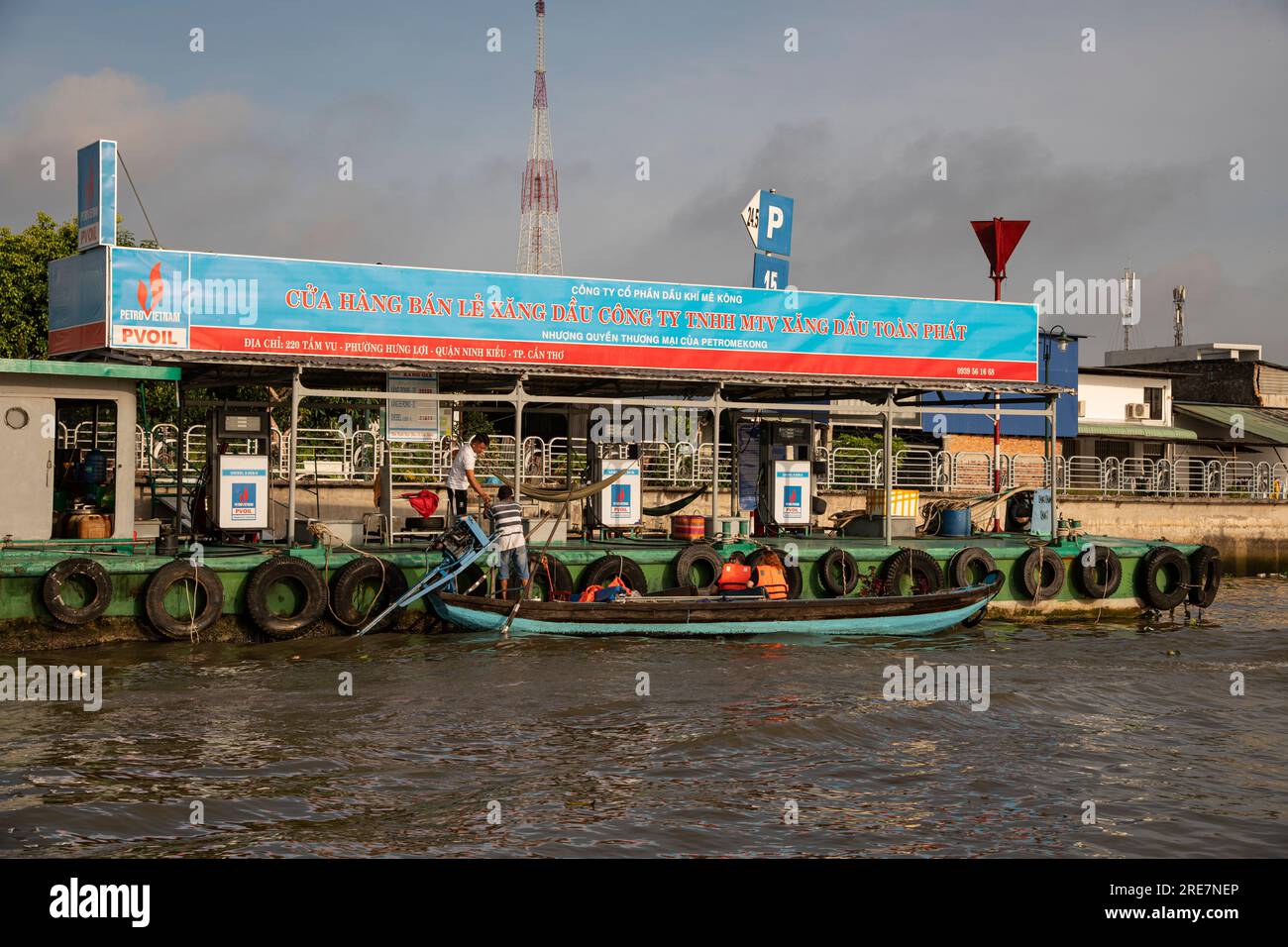 Distributore galleggiante di benzina sul fiume Mekong, città di CAN Tho (Cần Thơ), Vietnam Foto Stock