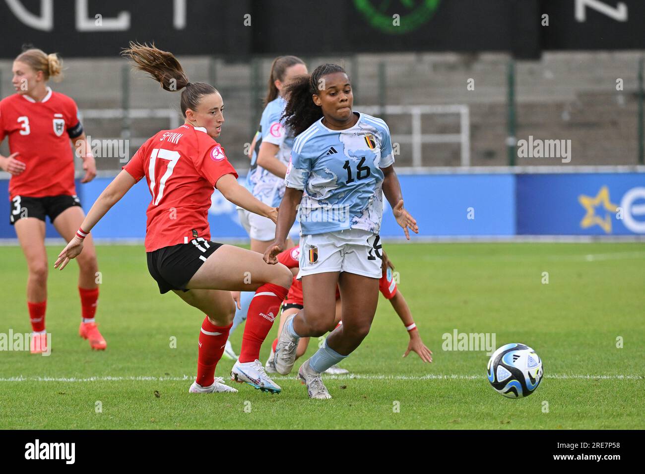 Thirsa De Meester (16) del Belgio e Laura Spinn (17) dell’Austria, ritratte durante una partita di calcio femminile tra le nazionali femminili sotto le 19 squadre austriache e belghe al Torneo finale EURO femminile Under-19 della UEFA, la terza partita del gruppo A, martedì 24 luglio 2023, nella La Louviere , Belgio . FOTO SPORTPIX | Dirk Vuylsteke Foto Stock