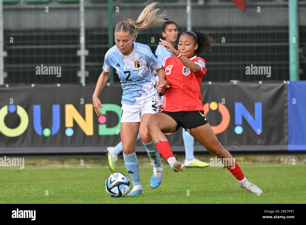 Amy Littel (2) del Belgio e Nicole Ojukwu (19) dell’Austria nella foto di una partita di calcio femminile tra le nazionali femminili sotto le 19 squadre dell’Austria e del Belgio al Torneo delle finali EUROPEE Under-19 femminili UEFA il terzo giorno del gruppo A martedì 24 luglio 2023 a Los Angeles Louviere , Belgio . FOTO SPORTPIX | Dirk Vuylsteke Foto Stock