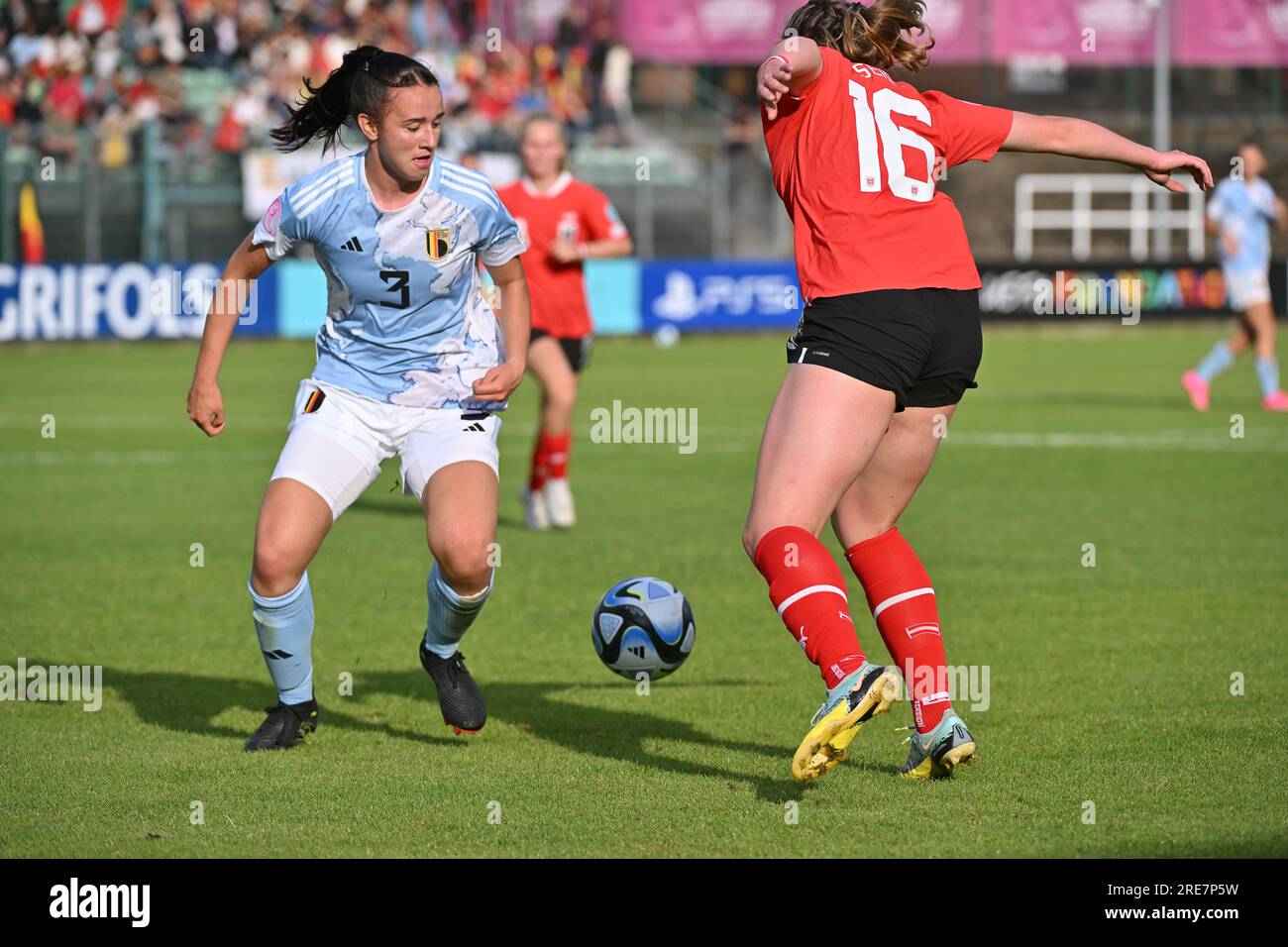 Loredana Humartus (3) del Belgio e Nadina Seidl (16) dell’Austria raffigurate durante una partita di calcio femminile tra le nazionali femminili sotto le 19 squadre dell’Austria e del Belgio al torneo finale EUROPEO UEFA Women’s Under-19 nella terza giornata del gruppo A di martedì 24 luglio 2023 a Los Angeles Louviere , Belgio . FOTO SPORTPIX | Dirk Vuylsteke Foto Stock