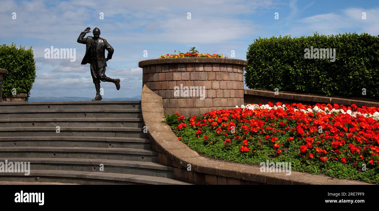 Scultura in bronzo (1999) di Eric Morecambe (John Eric Bartholomew OBE, 14 maggio 1926 – 28 maggio 1984) di Graham Ibbeson, Morecombe, Lancs Foto Stock