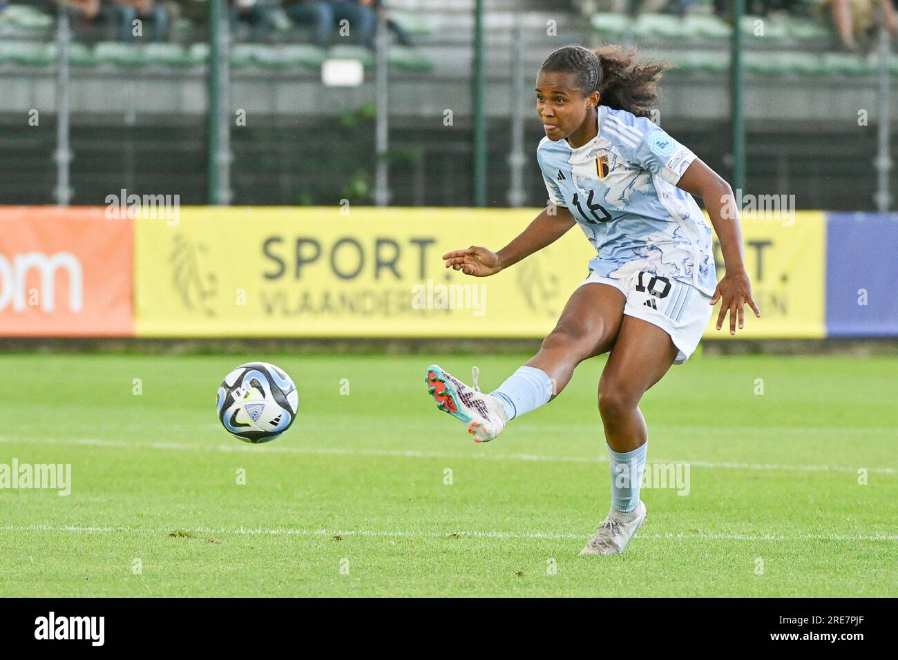 Thirsa De Meester (16) del Belgio, raffigurata durante una partita di calcio femminile tra le nazionali femminili Under 19 dell'Austria e del Belgio al Torneo finale EURO femminile UEFA Under 19 nella terza giornata del gruppo A di martedì 24 luglio 2023 a la Louviere , Belgio . FOTO SPORTPIX | Dirk Vuylsteke Foto Stock