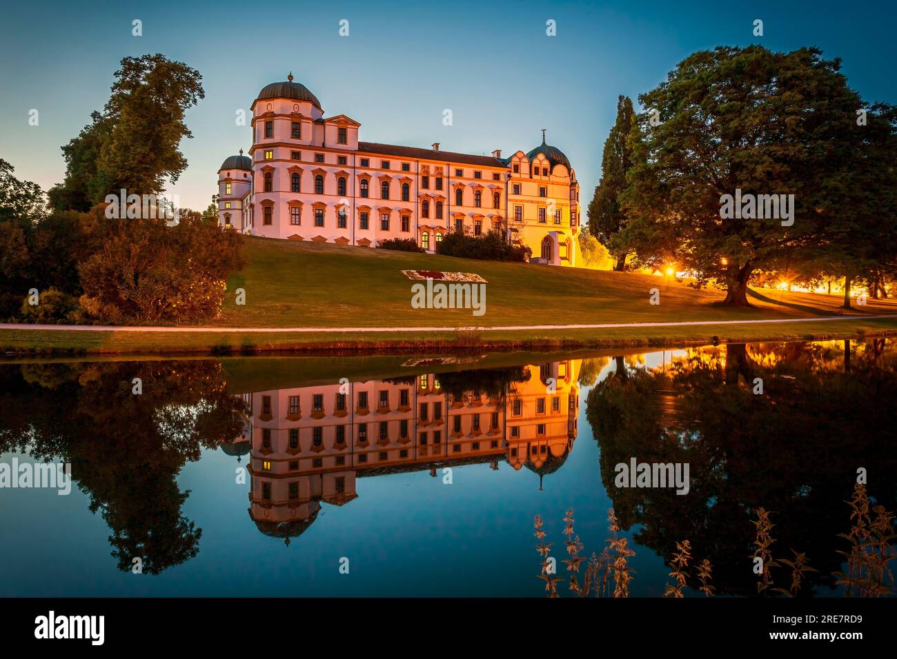 Vista del Castello di celle e dei suoi giardini circostanti riflessi nell'acqua. Foto scattata il 4 giugno 2023 a celle, bassa Sassonia, Germania. Foto Stock