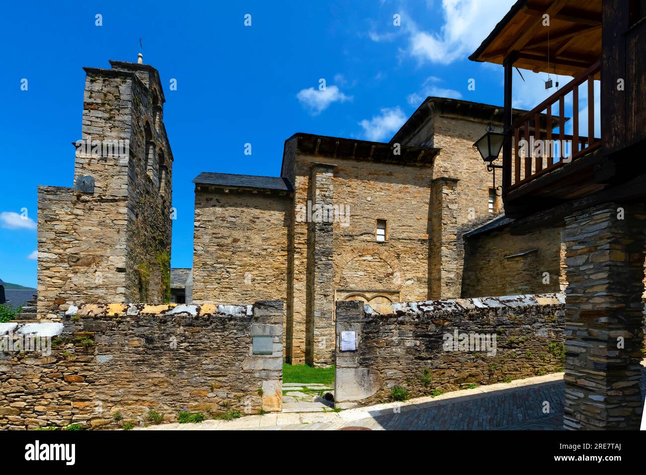 La chiesa mozaraba del X secolo nel barrio di Santo Tomás de las Olla vicino al villaggio di Ponferrada. Spagna. Foto Stock