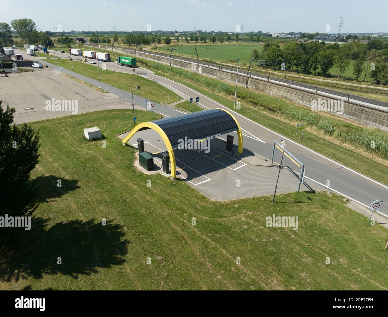 Woudenberg, 12 luglio 2023, Paesi Bassi. Stazione di ricarica rapida Fastned per veicoli elettrici lungo l'autostrada. Foto Stock