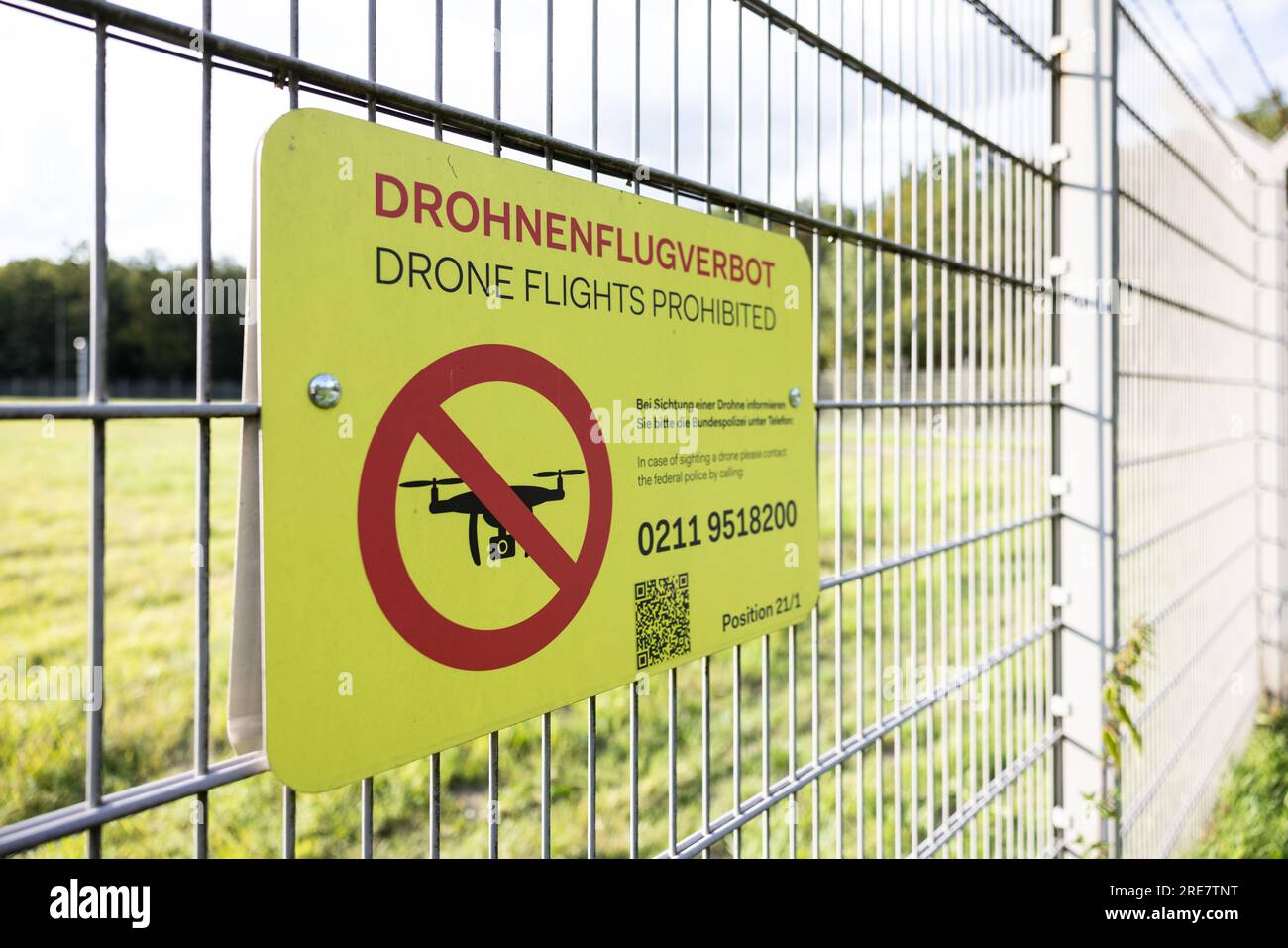 "Voli con droni vietati" è scritto su una recinzione dell'aeroporto di duesseldorf. Foto Stock