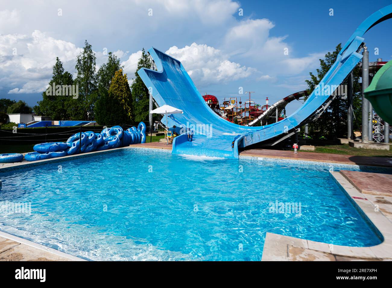 Aqua Paradise Nessebar, Bulgaria - 19 giugno 2023: Scivolo d'acqua blu in un parco acquatico per bambini in una giornata di sole. Foto Stock