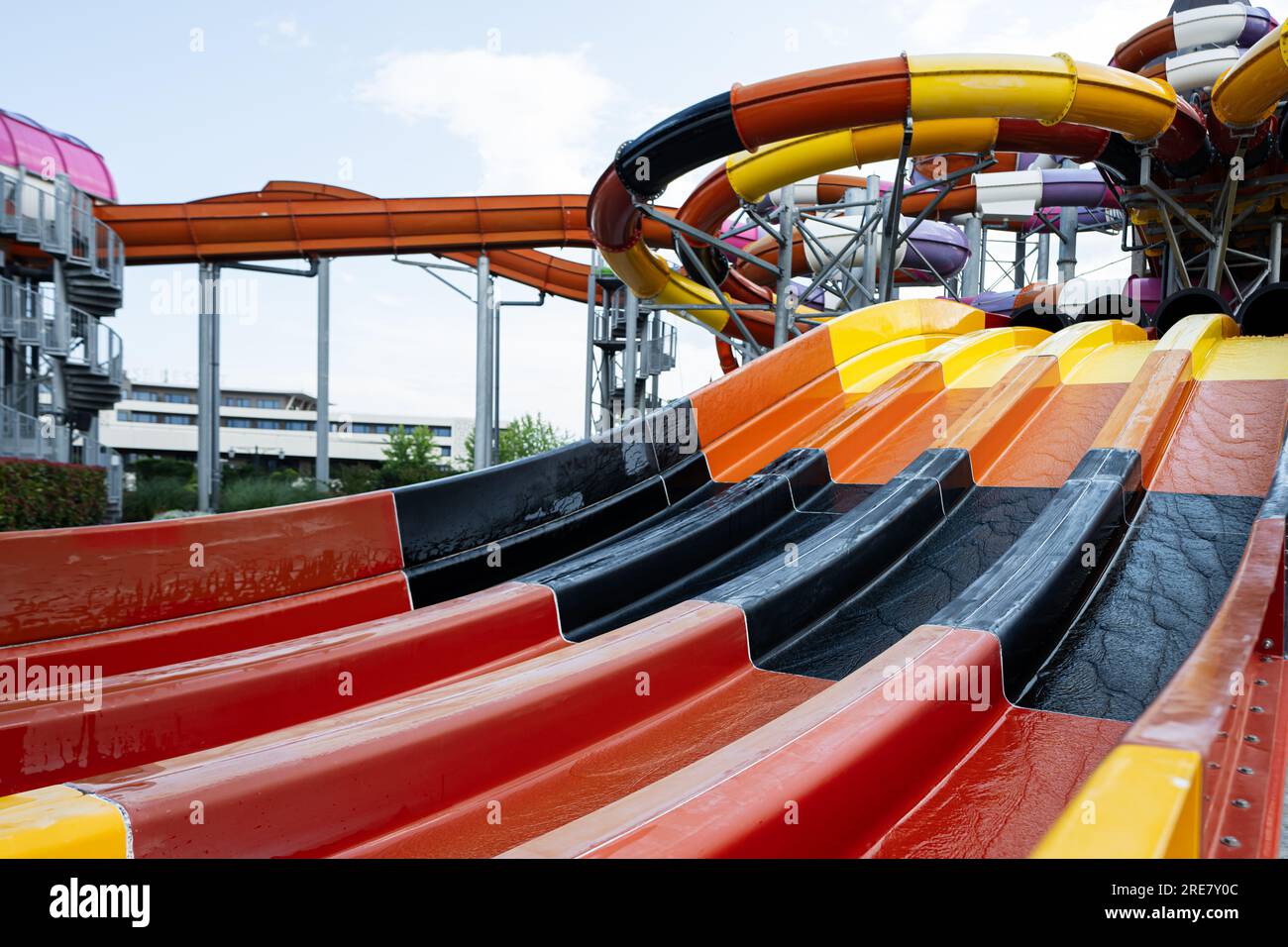 Aqua Paradise Nessebar, Bulgaria - 19 giugno 2023: Scivoli colorati in un parco acquatico per bambini, primo piano. Foto Stock