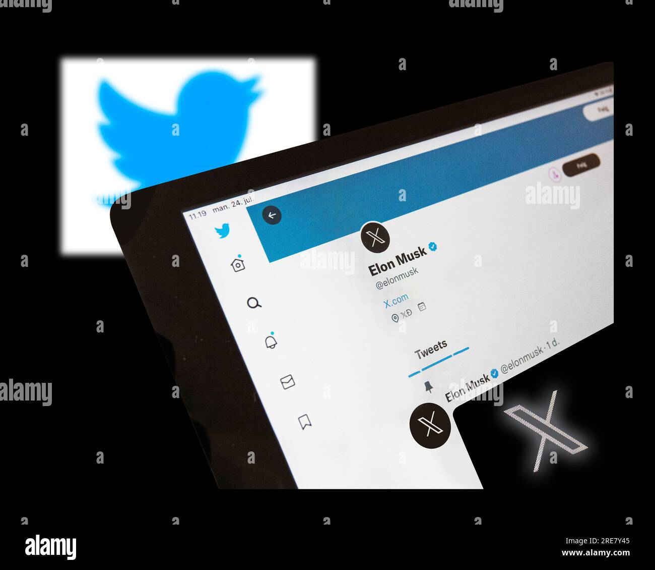 Twitter rinominato X - schermata del profilo twitter di Elon Musk che mostra il nuovo logotipo con l'uccello blu di Twitter sfocato su sfondo nero. Copenhagen, Denma Foto Stock