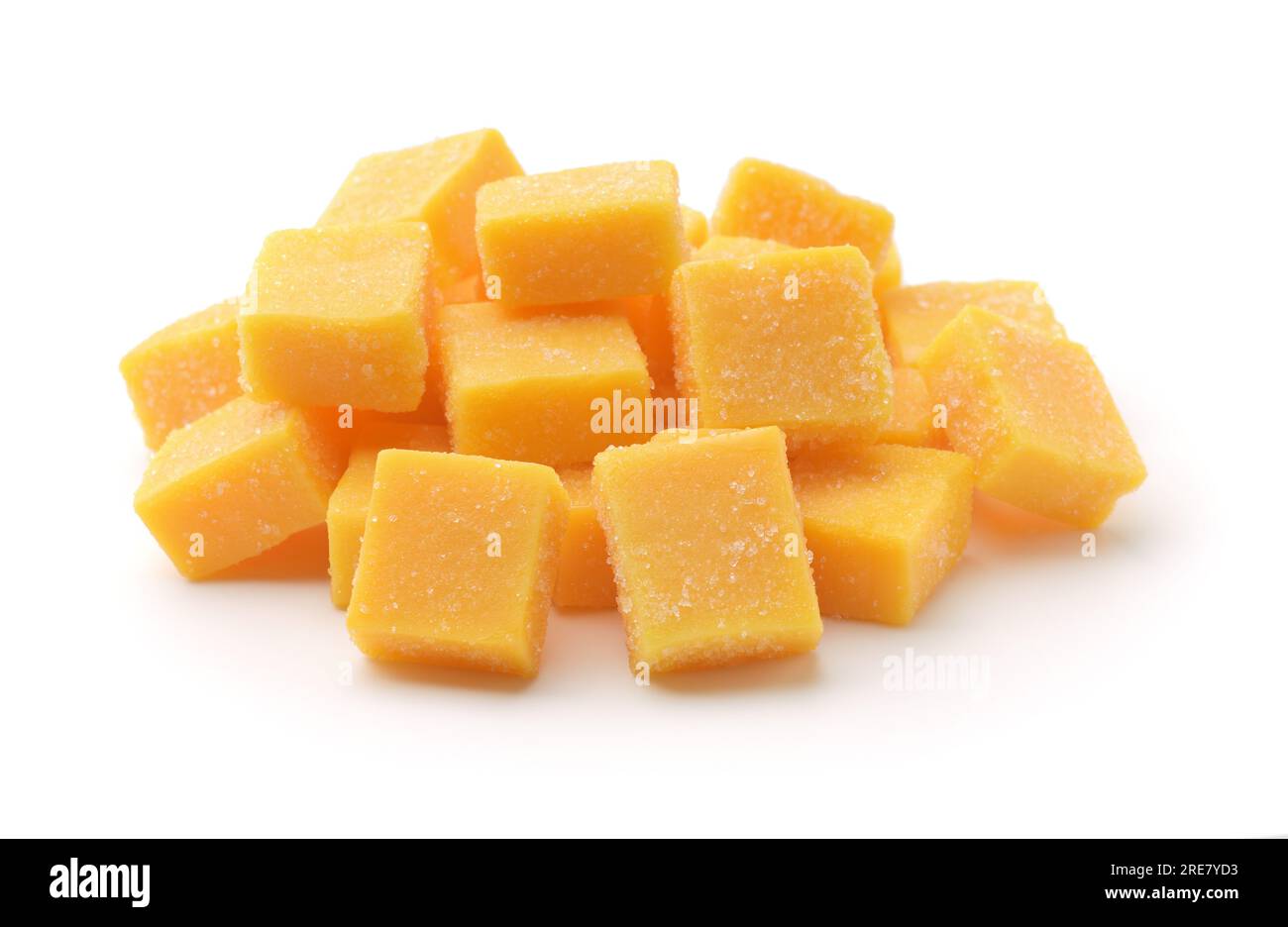 Cumulo di dadi di mango canditi naturali isolati su bianco Foto Stock