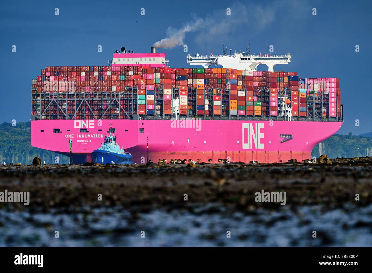 One Innovation è una nave portacontainer Megamax classe 24.000 TEU dispiegata sul servizio Asia-Europa (FE3) da Ocean Network Express. Foto Stock