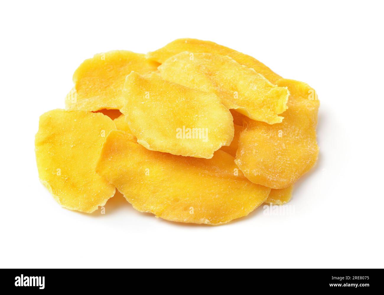 Cumulo di fette di mango essiccate isolate su bianco Foto Stock