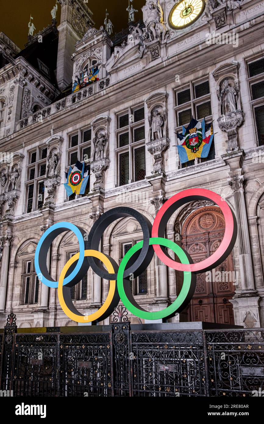 FRANCIA. PARIGI (75) (4° DISTRETTO) GLI ANELLI OLIMPICI, AI PIEDI DELLA FACCIATA DEL MUNICIPIO, IN PREVISIONE DEI GIOCHI OLIMPICI DI PARIGI 2024 Foto Stock