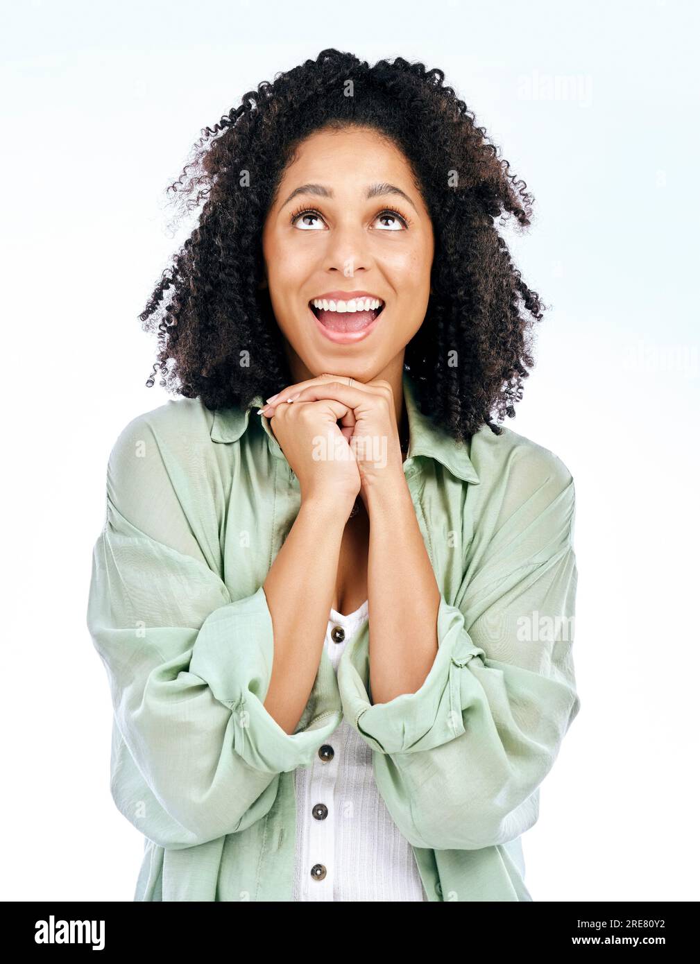 Speranza, donna e sorriso che guardano in alto per la modella, la fortuna e la gratitudine che si sentono entusiasti in studio. Grazie, felice e benedetto gesto della mano con una donna Foto Stock