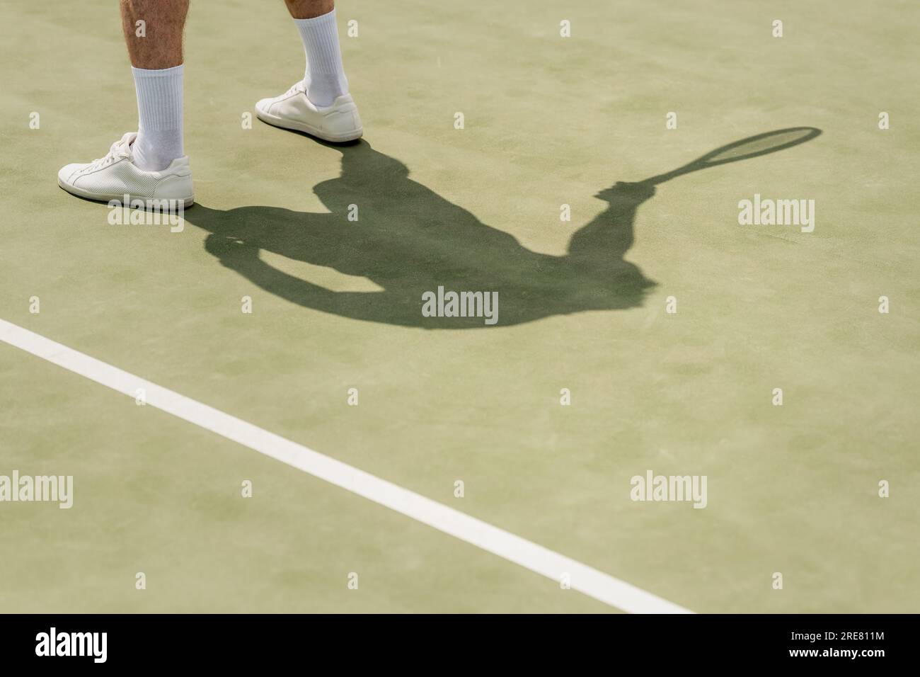 vista ravvicinata dell'uomo con scarpe da tennis bianche e calze sul campo, sport e tempo libero, estate, hobby Foto Stock