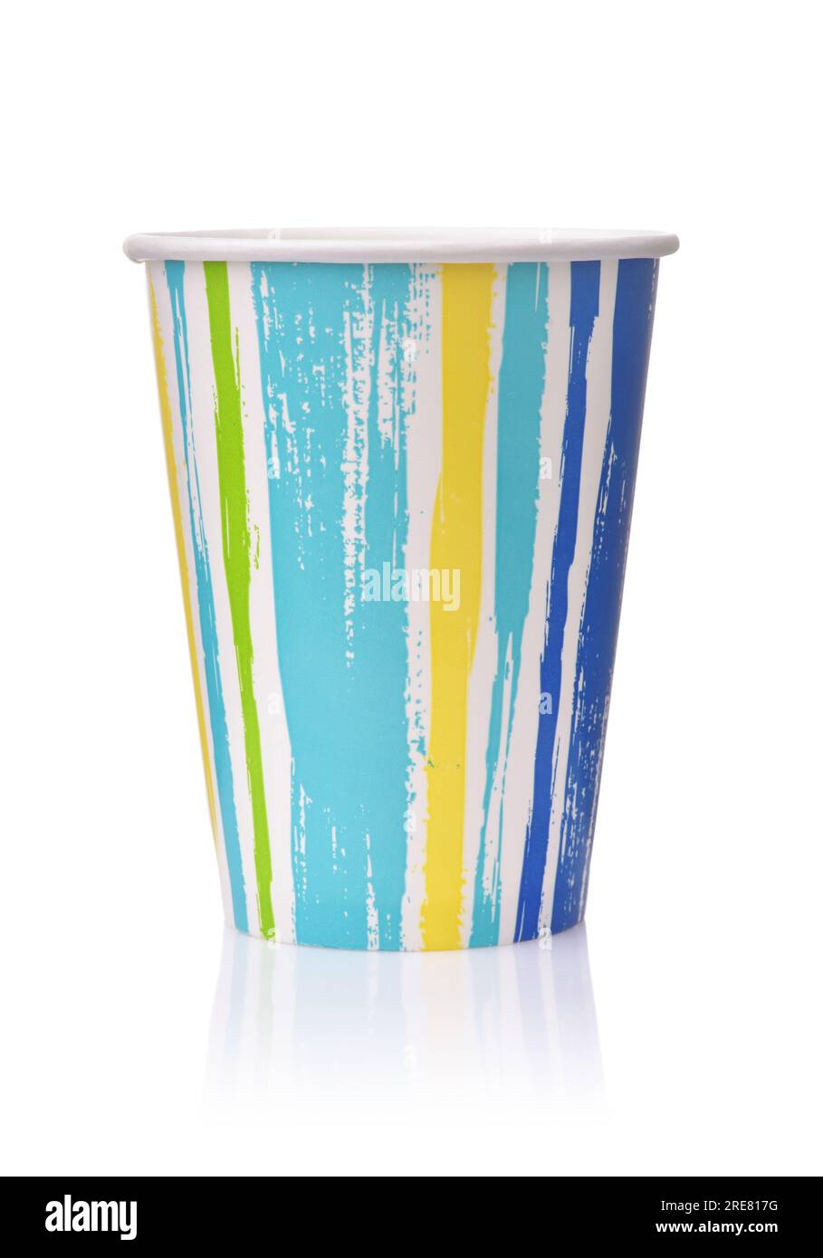 Vista frontale della tazza di carta monouso colorata isolata su bianco Foto Stock