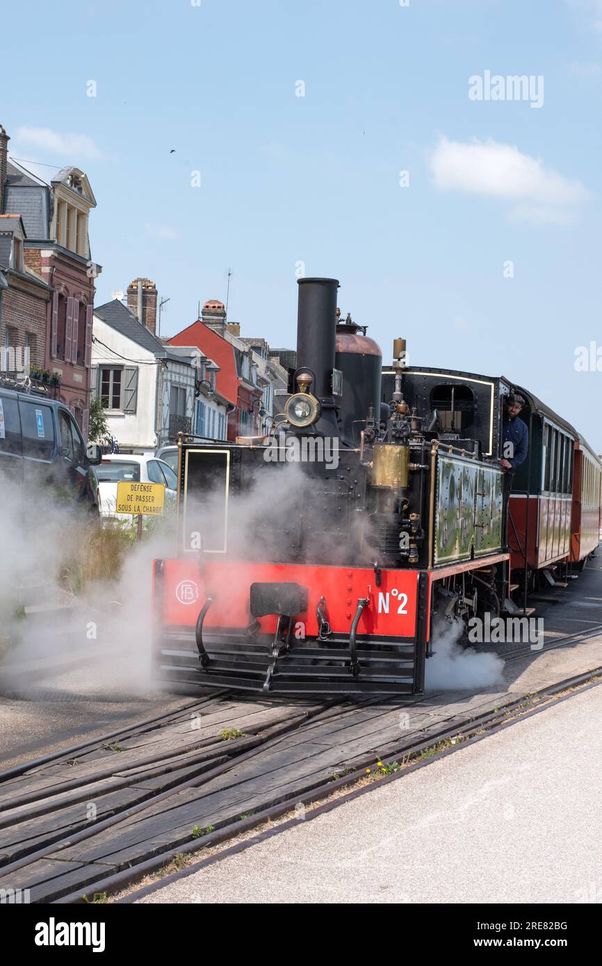 Chemin de Fer de la Baie de somme, locomotiva numero 2 che lascia St Valery sur somme Foto Stock