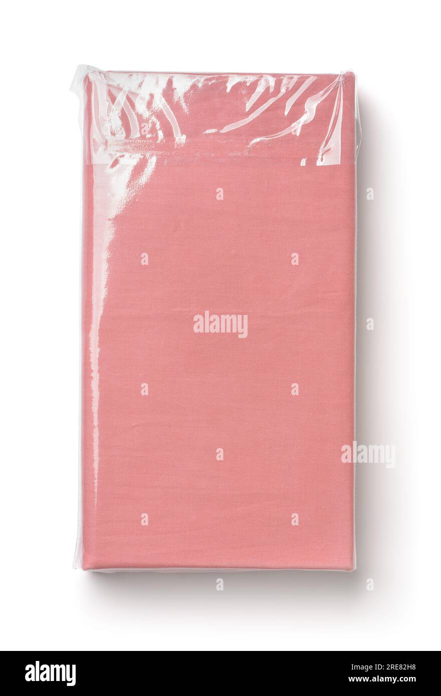 Vista dall'alto delle lenzuola di cotone rosa piegate in un sacchetto di plastica trasparente isolato su bianco Foto Stock