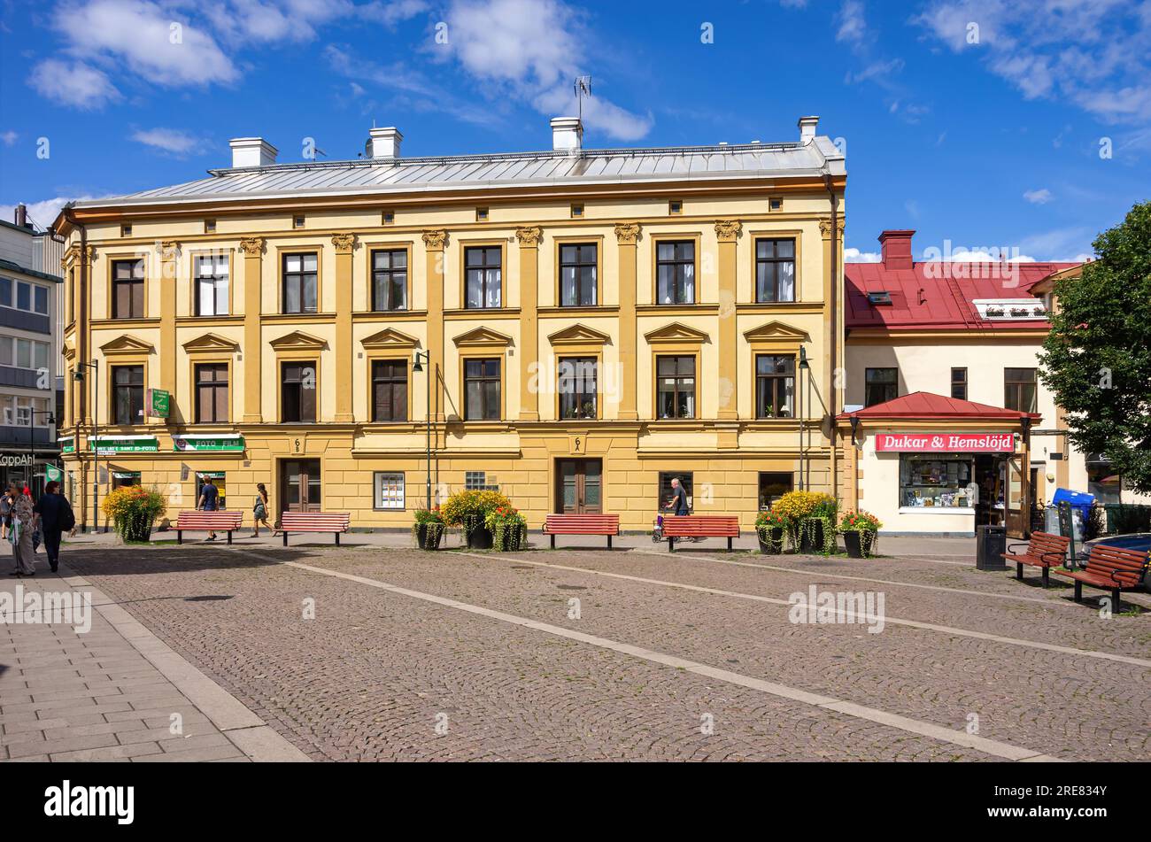 Scena di strada e edificio storico a Stora Torget nel centro di Oskarshamn, Kalmar län, Svezia. Foto Stock