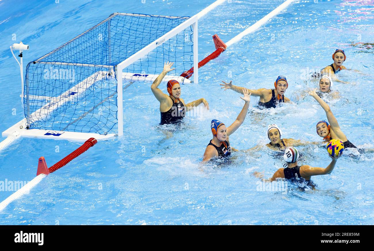 FUKUOKA - Laura Aarts, Nina Ten Broek, Bente Rogge e Lieke Rogge in azione contro l'italiana Claudia Roberta Marletta nelle semifinali di pallanuoto (donne) durante la quarta giornata dei Campionati mondiali di nuoto in Giappone. ANP KOEN VAN WEEL Foto Stock