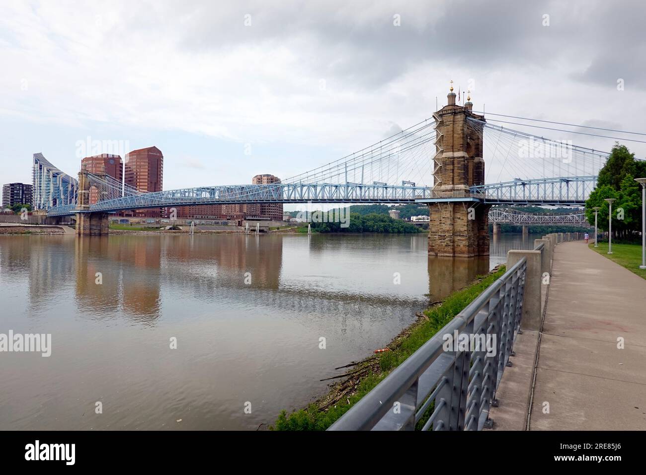 Roebing Suspension Bridge che attraversa il fiume Ohio a Cincinnati Foto Stock