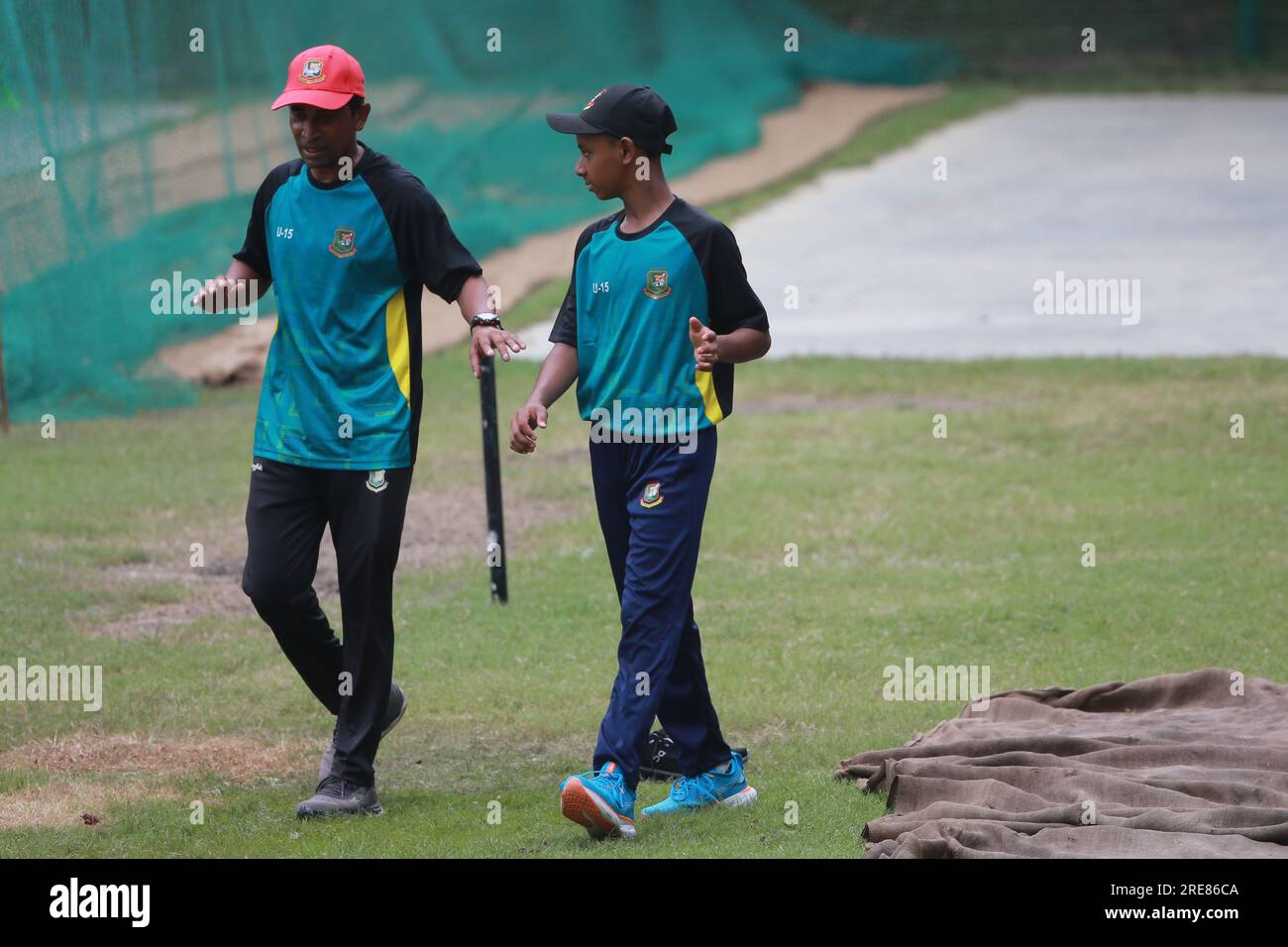 L'allenatore di livello di età del BCB, Sohel Islam, fa discorsi ai giocatori di cricket dei gruppi di età U15 al campo della BCB Academy di Mirpur, Dacca, Bangladesh Foto Stock