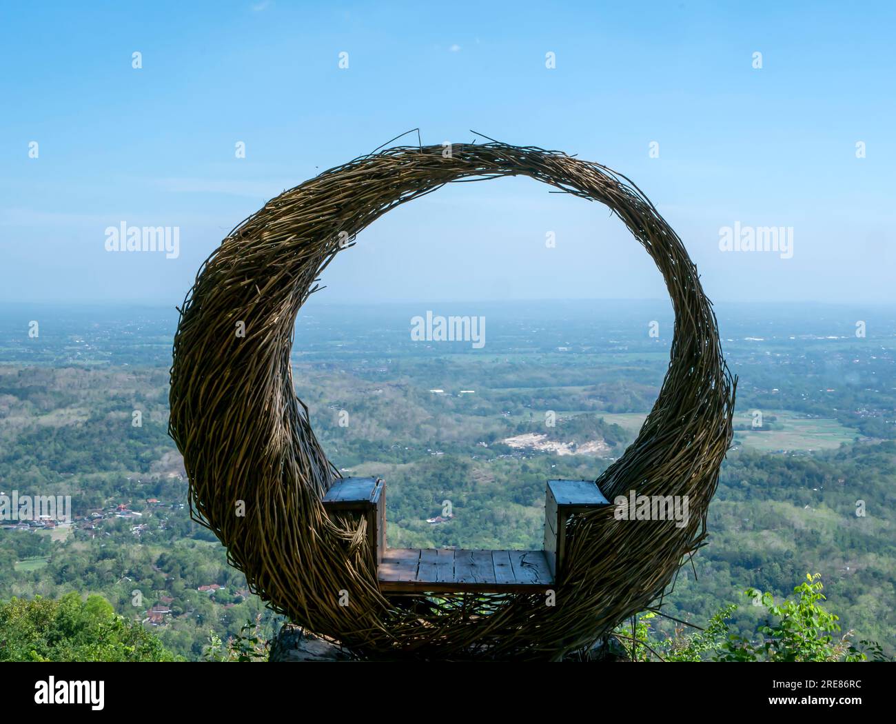 Un posto unico per scattare foto a Puncak Becici, Yogyakarta, Indonesia, con vista sulle montagne, sulla valle e sulla città Foto Stock