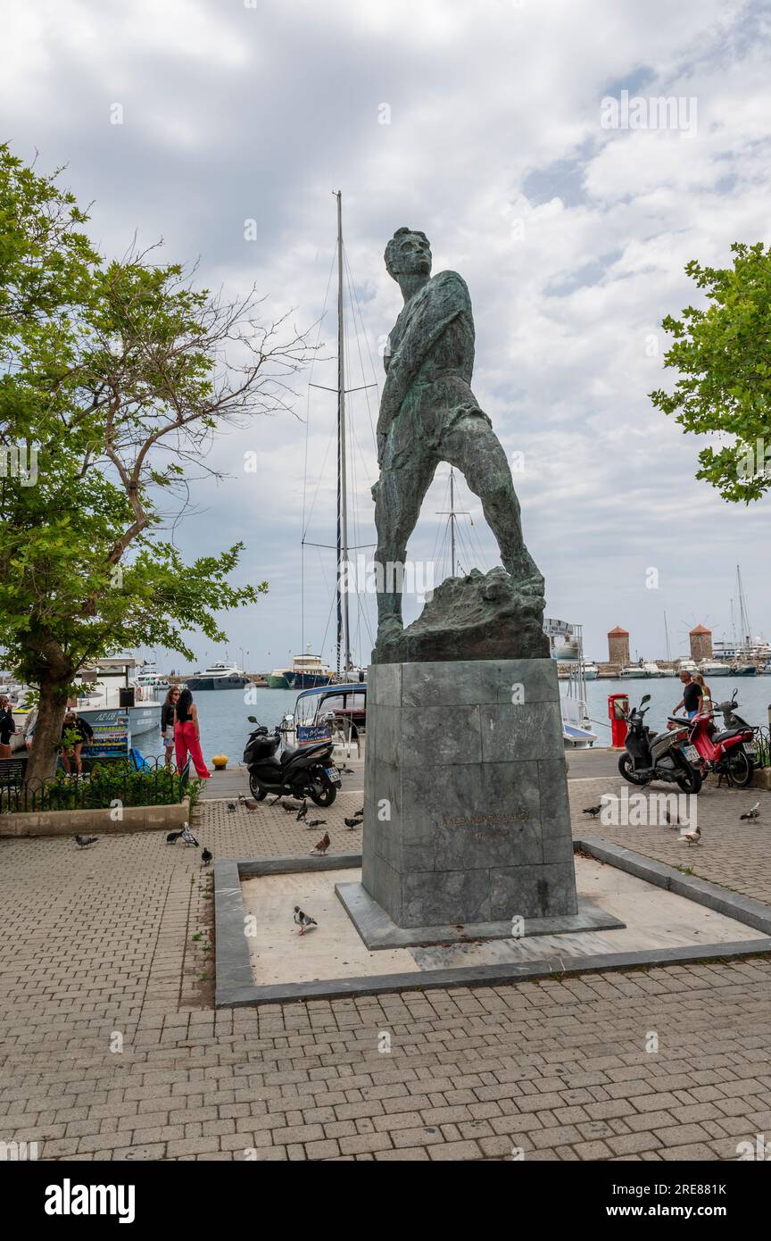Thne Monument di Alexandros Diakos vicino al porto di Mandraki Foto Stock