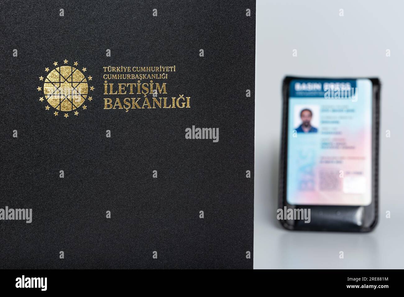 Repubblica di Turchia direzione delle comunicazioni lettere e logo su sfondo nero con attenzione selettiva. Premere scheda fuori fuoco. Stampa libera... Foto Stock