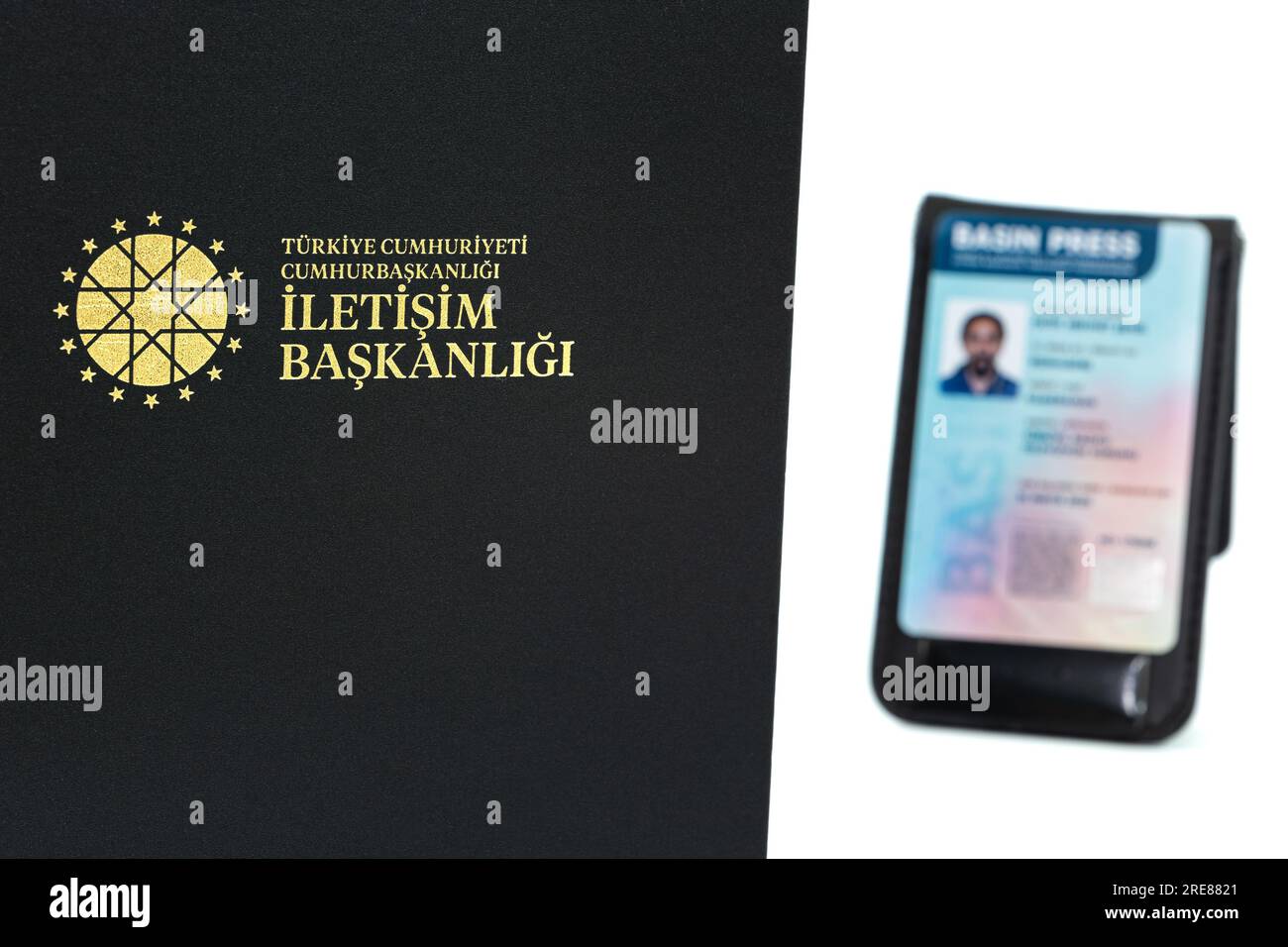 Repubblica di Turchia direzione delle comunicazioni lettere e logo su sfondo nero con attenzione selettiva. Premere scheda fuori fuoco. Stampa libera... Foto Stock