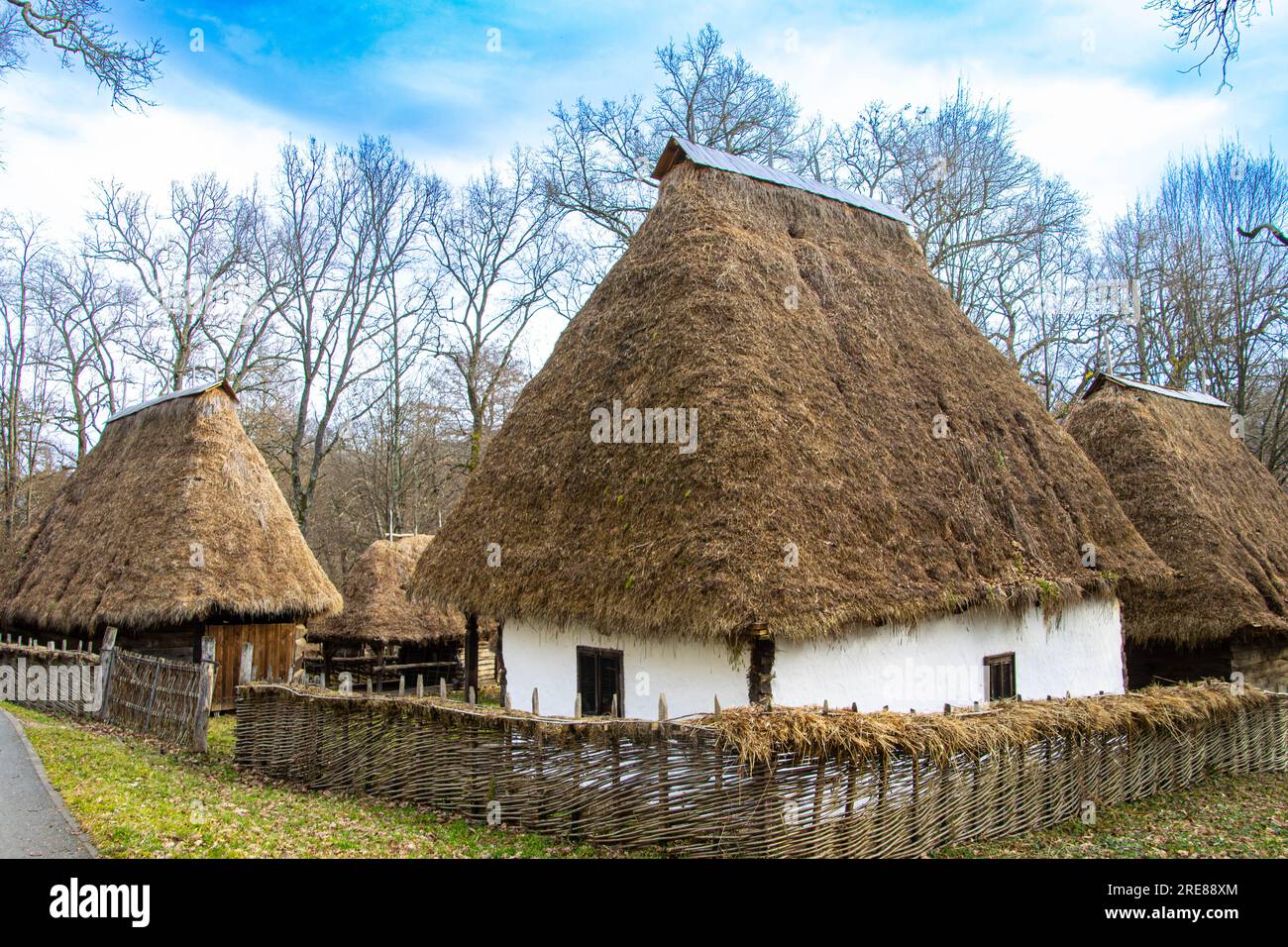 Antiche case al Museo Astra, la più importante istituzione etno-museo in Romania. Foto Stock