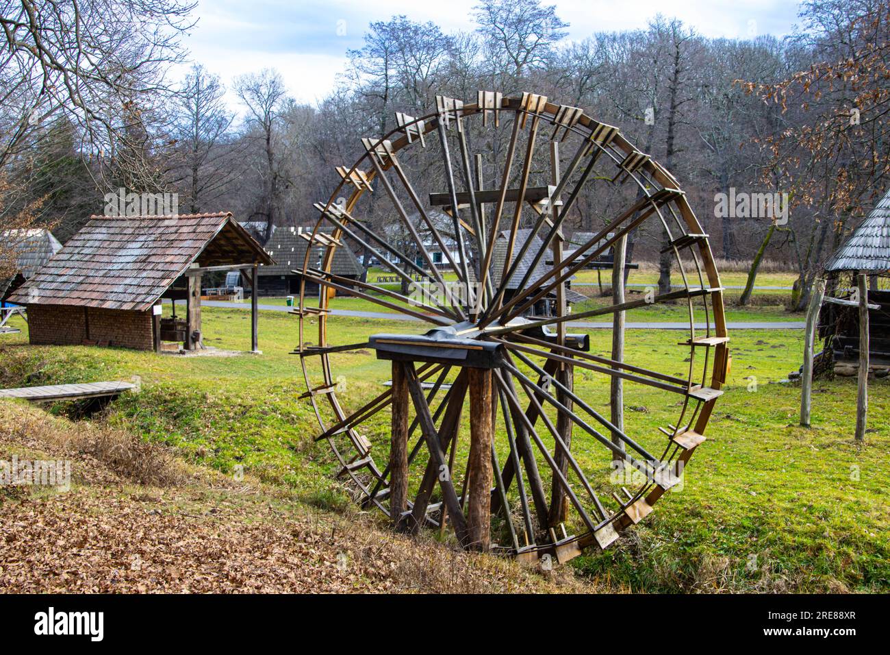 Ruota idraulica al Museo Astra, la più importante istituzione etno-museo in Romania. Foto Stock
