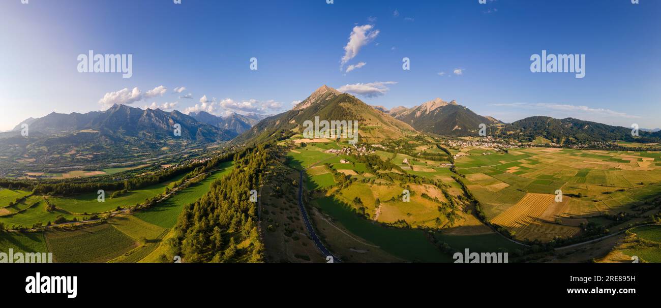 Vista aerea panoramica dei villaggi di Les Faix (centro), Ancelle (destra) e Saint-Leger-les-Melezes (sinistra). Champsaur, Hautes-Alpes (Alpi), Francia Foto Stock