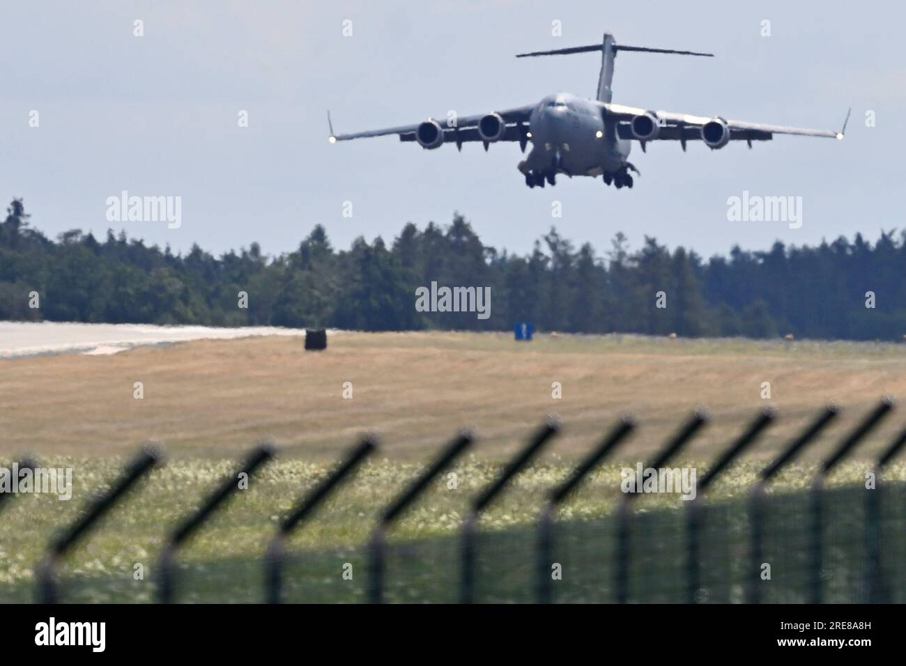 Namest nad Oslavou, Repubblica Ceca. 26 luglio 2023. Boeing C-17 Globemaster Aircraft of US Army Land and Bring elicotteri Bell AH-1Z Viper per per piloti cechi a Namest nad Oslavou, Repubblica Ceca, 26 luglio 2023. Crediti: Lubos Pavlicek/CTK Photo/Alamy Live News Foto Stock