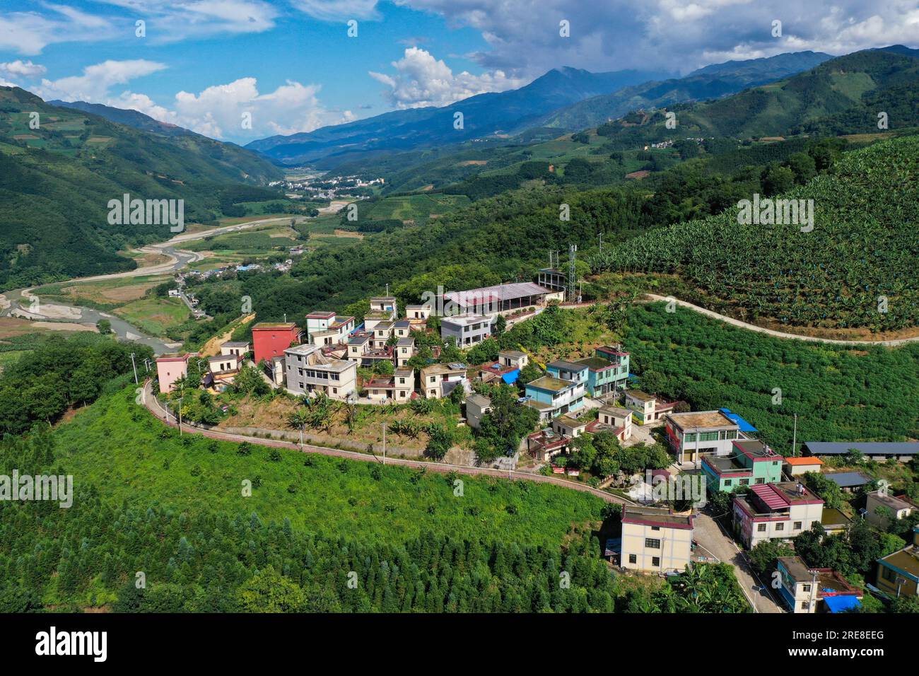 (230726) - JINPING, 26 luglio 2023 (Xinhua) - questa foto aerea scattata il 23 luglio 2023 mostra una vista di un sito di trasferimento per i Kucong nella Zhemi Township, nella contea di Jinping, nella prefettura autonoma di Honghe Hani e Yi, nella provincia dello Yunnan della Cina sud-occidentale. Dopo giorni di riflessione, Zhang Puzhong decise di fare qualcosa di istruttivo ai suoi nipoti: Riportarli nella foresta che abitava da bambino più di 60 anni fa. E' molto importante. So quanto sono felice oggi perché non dimentico mai quanto fosse amara la mia vita in passato", ha detto Zhang. Zhang è un residente Kucong di 70 anni Foto Stock