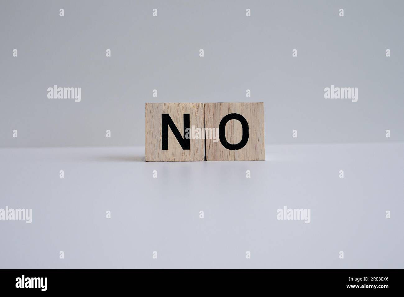 I blocchi di legno formano il testo "NO" su sfondo bianco. Foto Stock