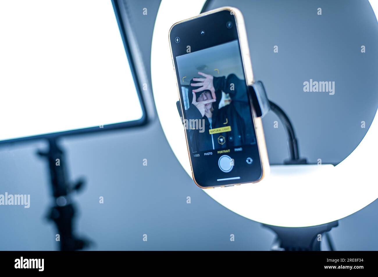 Attrezzature moderne per fotografi e truccatori la lampada a LED ad anello per riprese fotografiche e video, tecnologia moderna. Foto Stock