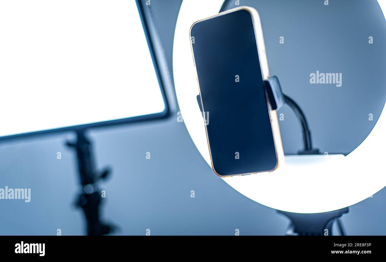 Attrezzature moderne per fotografi e truccatori la lampada a LED ad anello per riprese fotografiche e video, tecnologia moderna. Foto Stock