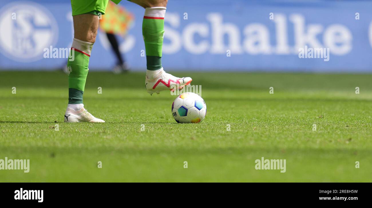 Gelsenkirchen, Deutschland. 22 luglio 2023. Firo: 07/22/2023 calcio, test match, amichevole, 2a stagione di Bundesliga 2023/24 FC Schalke 04 - Twente Enschede palla e gambe, depositore, sfondo, derby star, icona immagine credito: dpa/Alamy Live News Foto Stock
