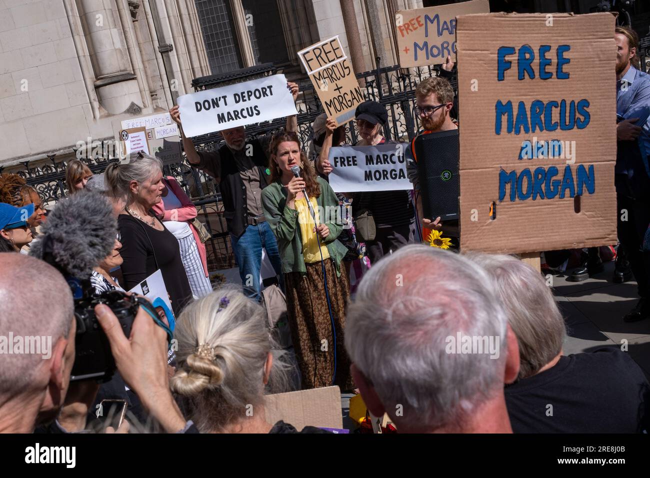 I sostenitori degli attivisti detenuti Just Stop Oil, Marcus Decker e Morgan Trowland, tengono una veglia fuori dall'udienza del loro appello. Foto Stock