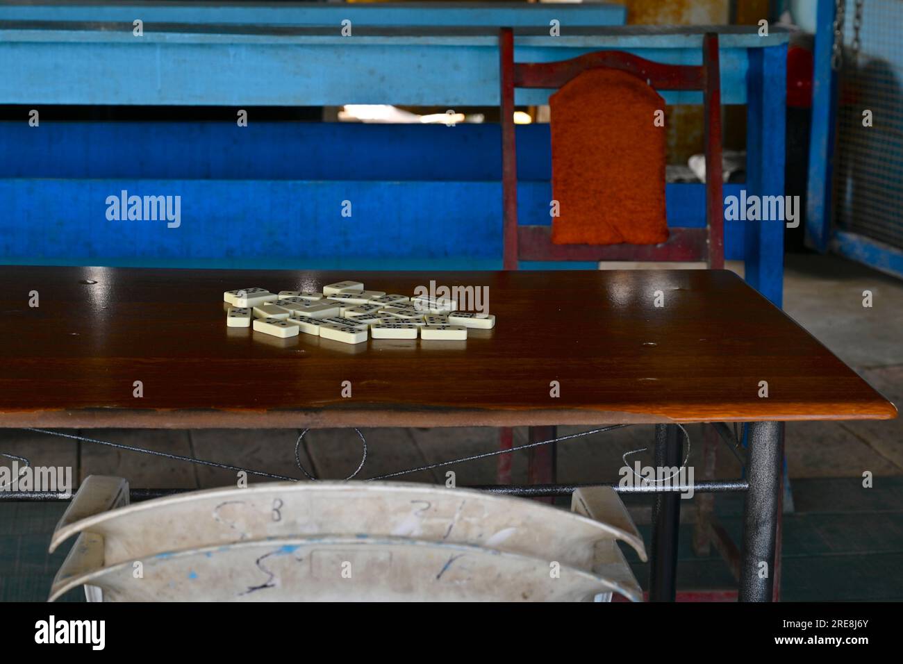 Domino è un popolare gioco da tavolo in Suriname, così come nei Caraibi. Nel villaggio Ponoma domino le piastrelle sono lasciate su un tavolo Foto Stock