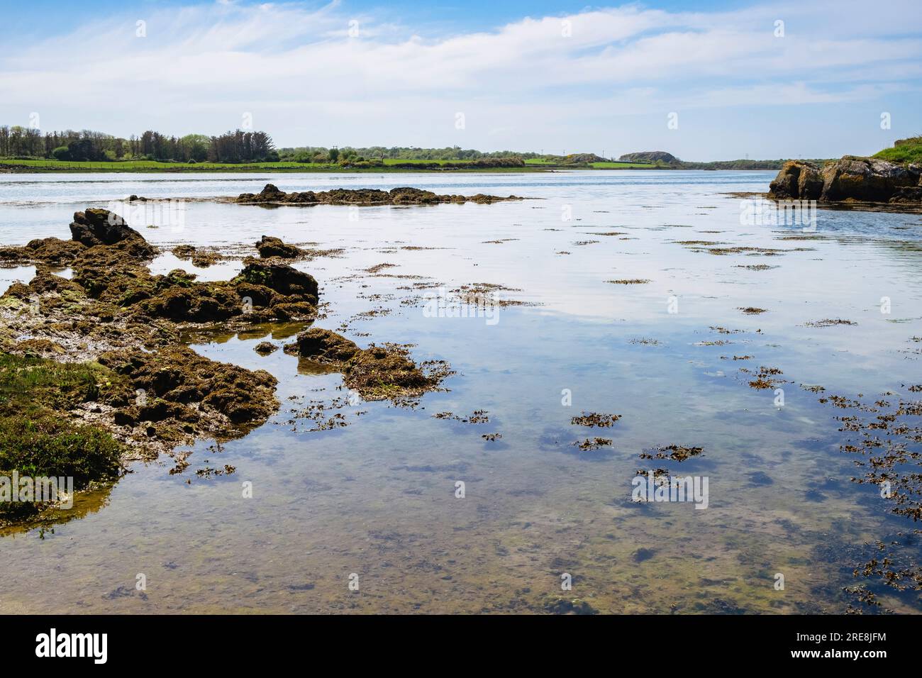 Vista delle acque calme e tranquille del Mare interno con l'alta marea vicino al Four Mile Bridge, Caergeiliog, Isola di Anglesey, Galles, Regno Unito, La Gran Bretagna Foto Stock