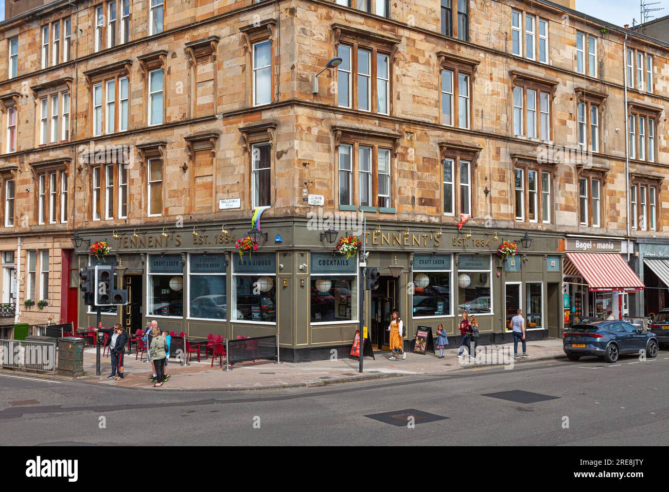 Esterno del Tennent's bar, un famoso pub in stile vittoriano tradizionale nel corener di Byres Road e Highburgh Road nel West End di Glasgow, SCO Foto Stock