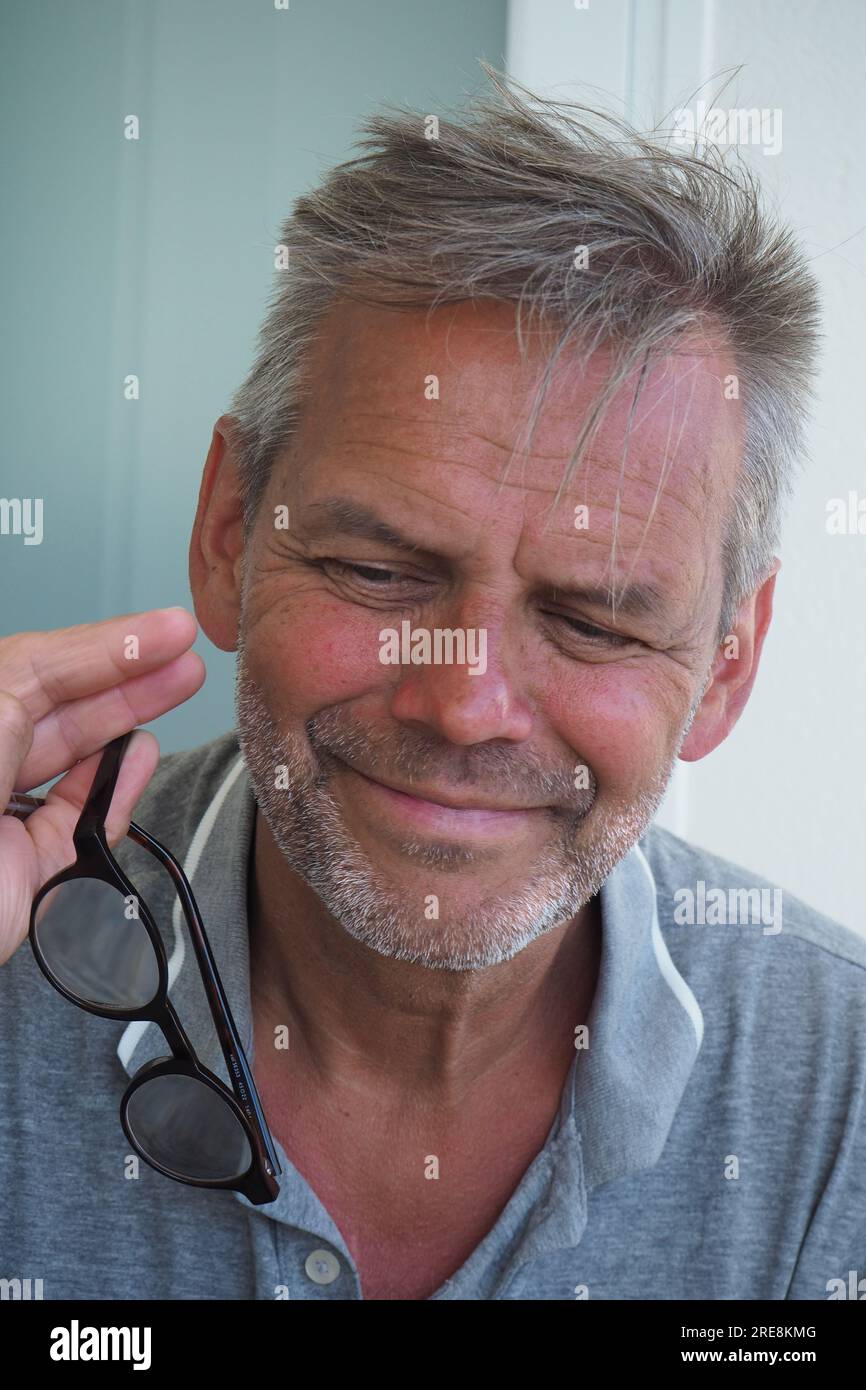 L'uomo anziano abbronzato con gli occhiali Foto Stock
