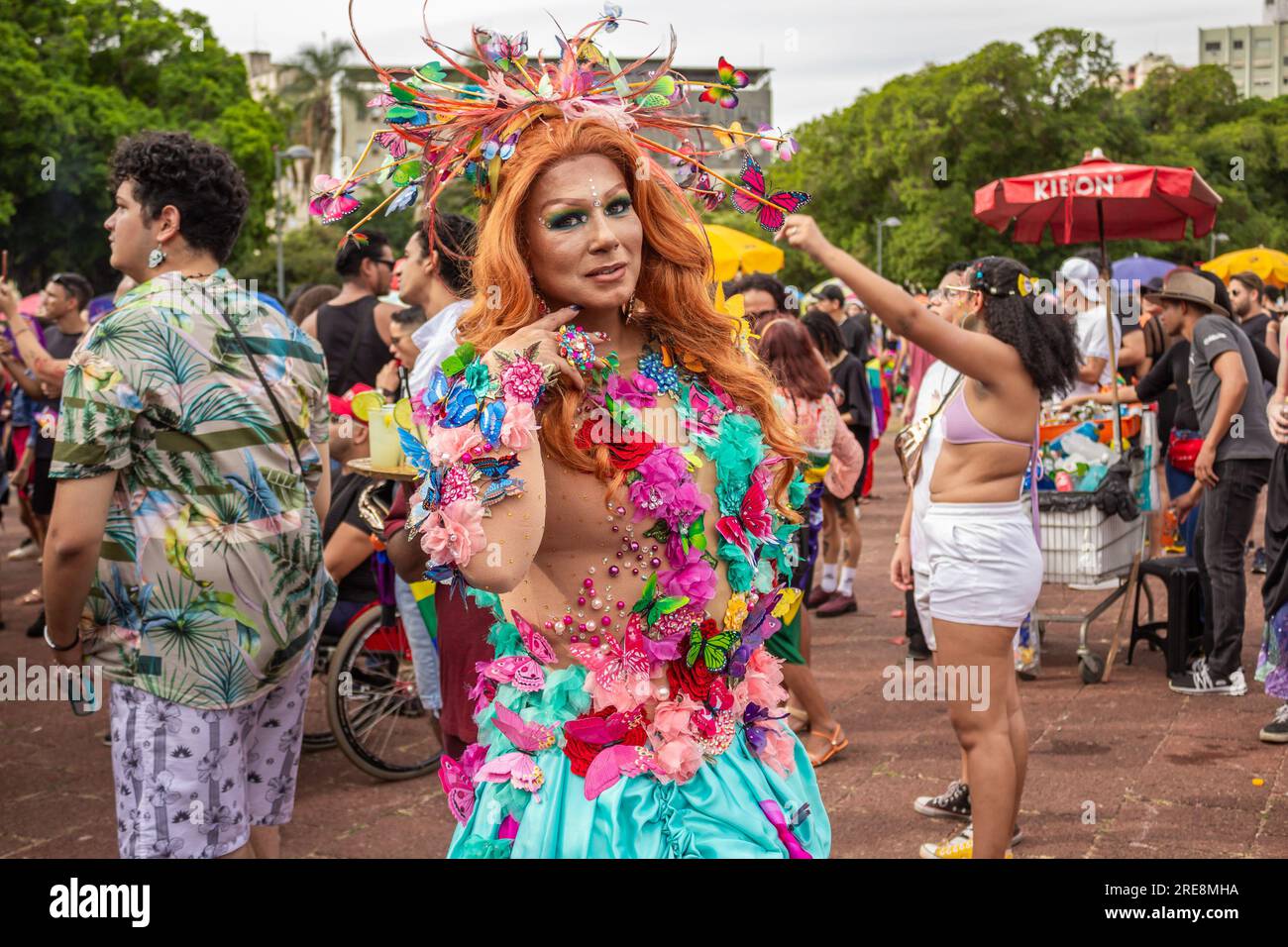 Goiania, Goias, Brasile – 25 giugno 2023: Una donna trans molto prodotta, che si gode la Gay Pride Parade in Goiania. Foto Stock