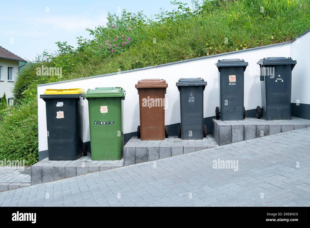 I bidoni della spazzatura sono stati ordinatamente allineati per i diversi tipi di spazzatura Foto Stock