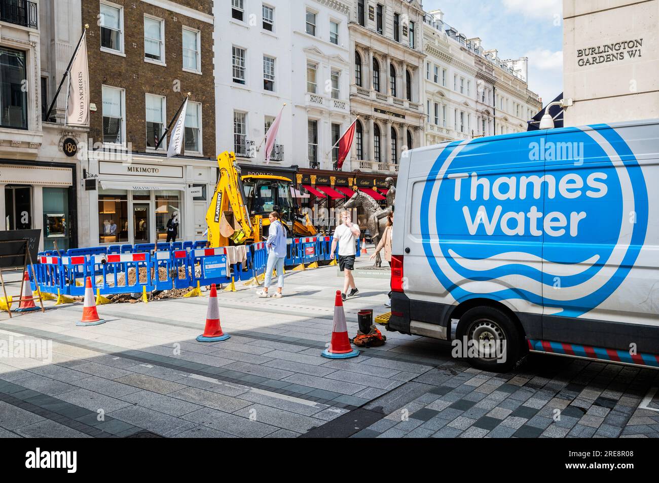 Londra, Regno Unito. 26 luglio 2023. Stiamo riparando tubi dice il cartello sulla recinzione intorno a un buco scavato da Thames Water in Old Bond Street. La mancanza di attività è una metafora dei problemi dell'azienda e dei lenti progressi nella riparazione delle perdite. Crediti: Guy Bell/Alamy Live News Foto Stock