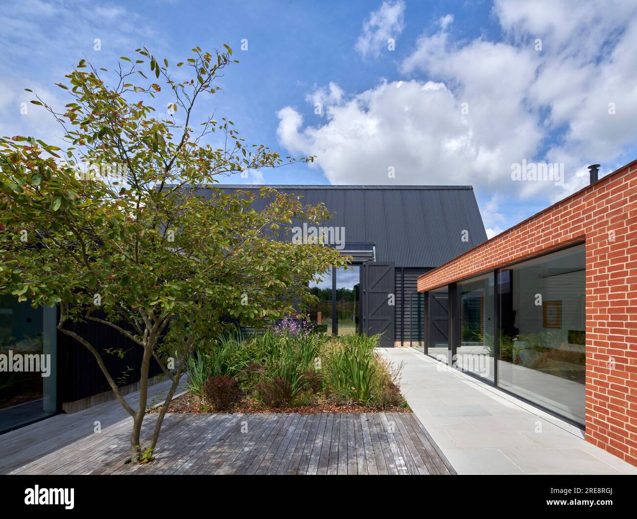 Cortile nuovo. Listed Farmstead, Suffolk, Regno Unito. Architetto: Rodic Davidson Architects, 2021. Foto Stock