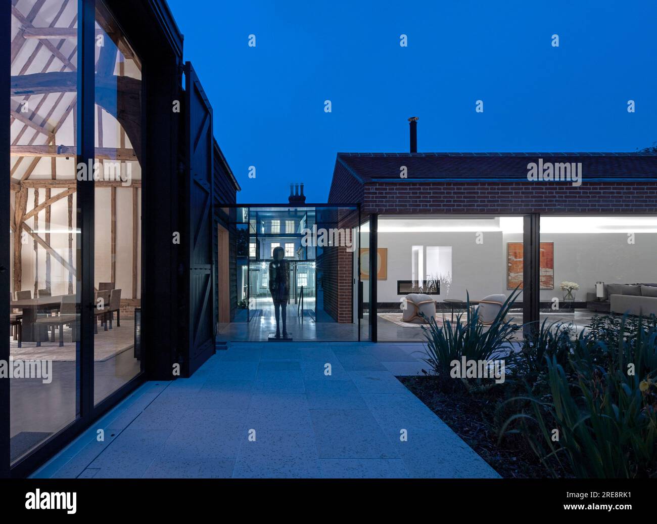 Vista sul cortile al tramonto. Listed Farmstead, Suffolk, Regno Unito. Architetto: Rodic Davidson Architects, 2021. Foto Stock