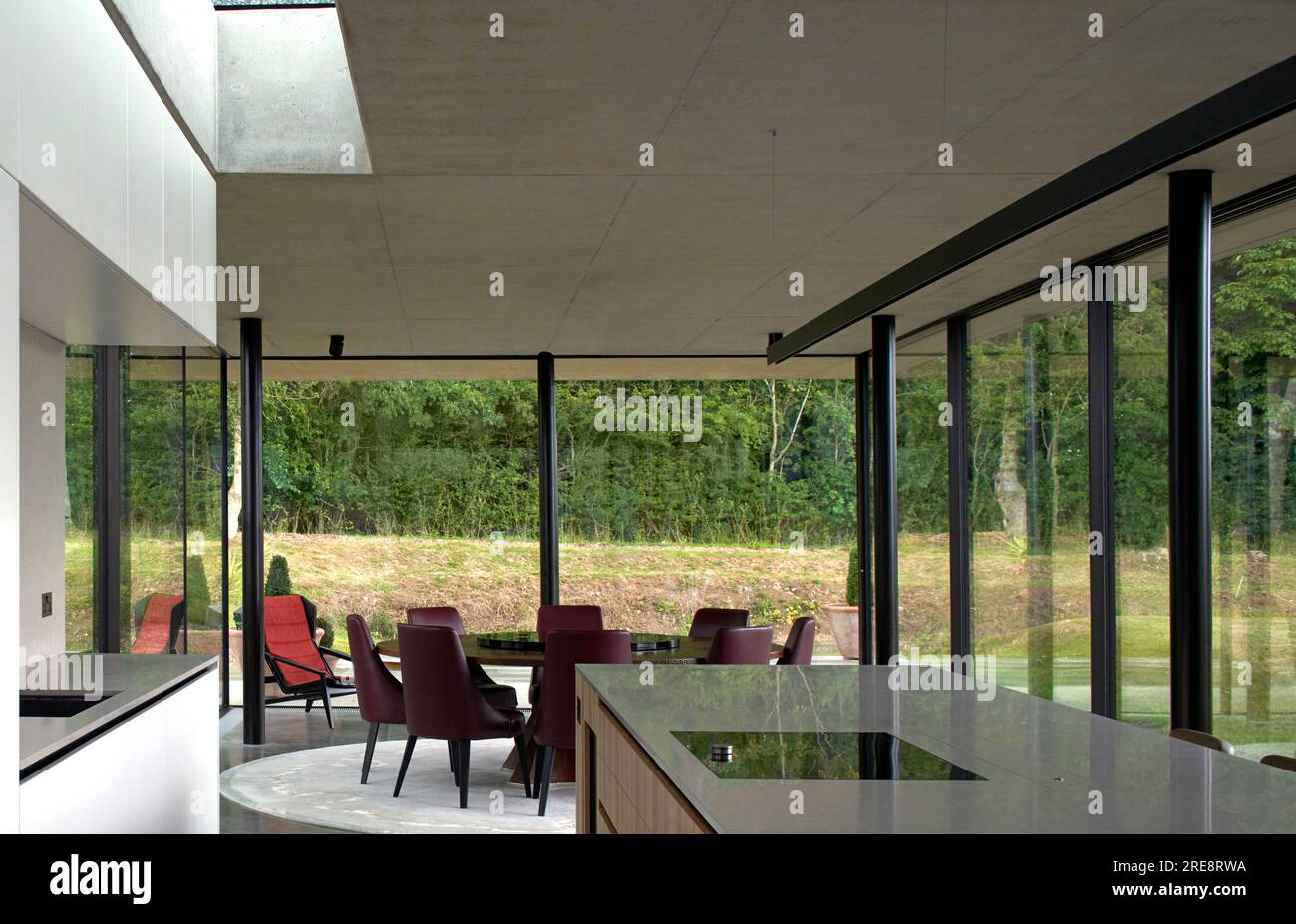 Vista interna intorno alla cucina e all'area pranzo. Listed Farmstead, Suffolk, Regno Unito. Architetto: Rodic Davidson Architects, 2021. Foto Stock